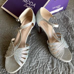 Silver, Formal, Strappy Heel Dress Shoe-size 6.